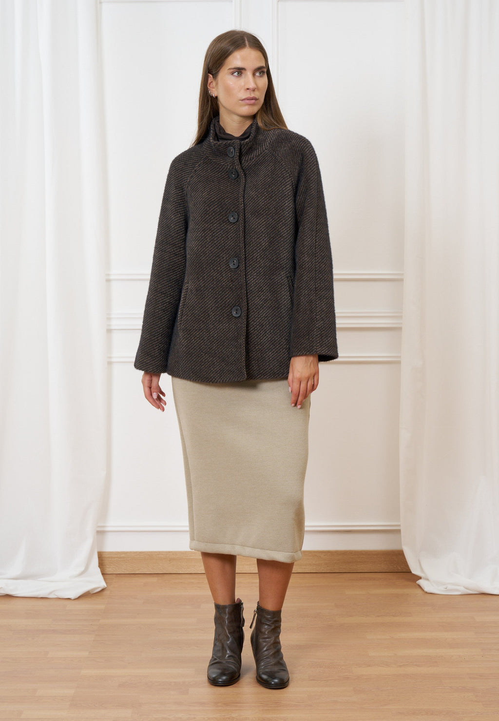 Single-breasted short coat