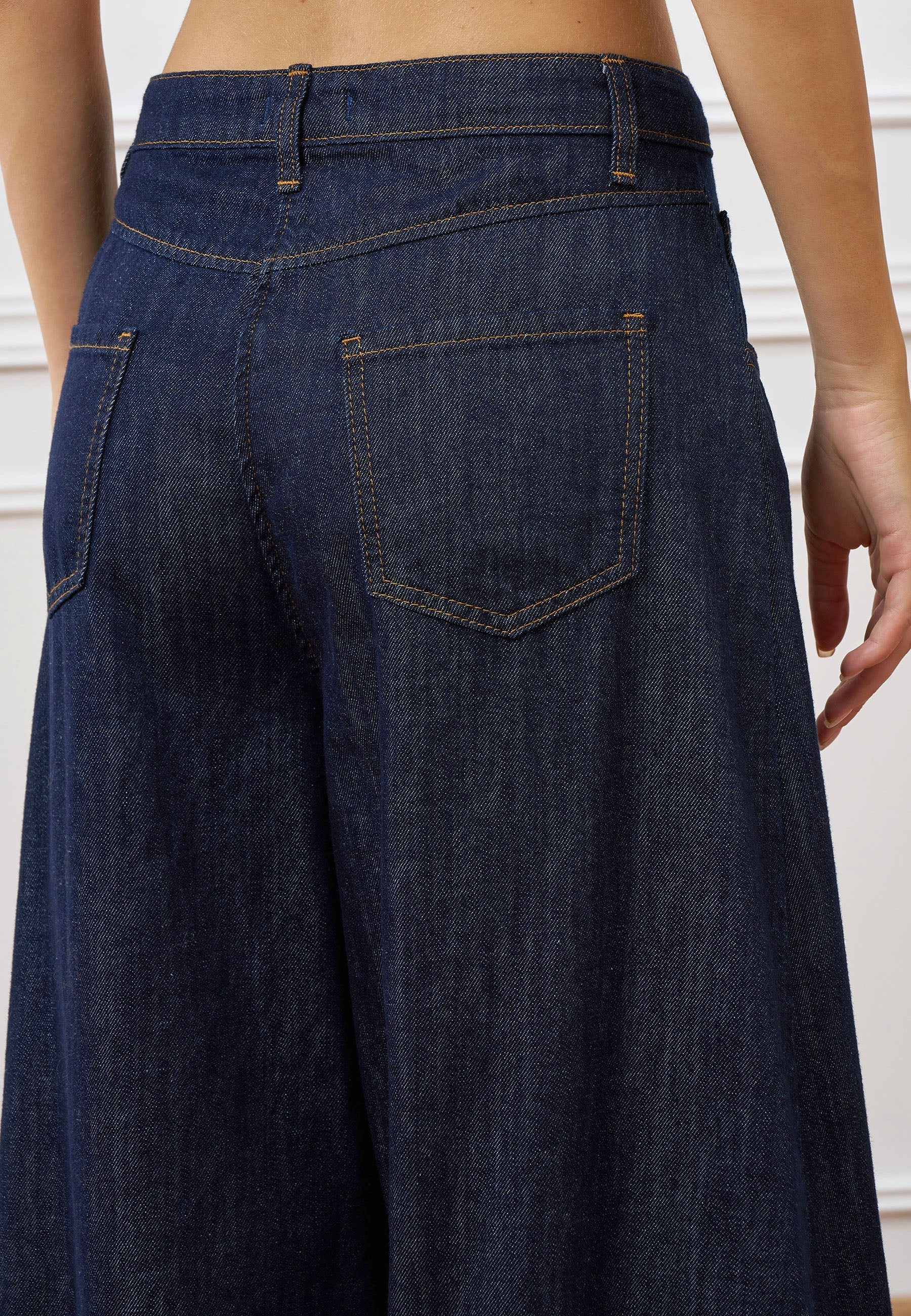 High-waisted wide-leg jeans