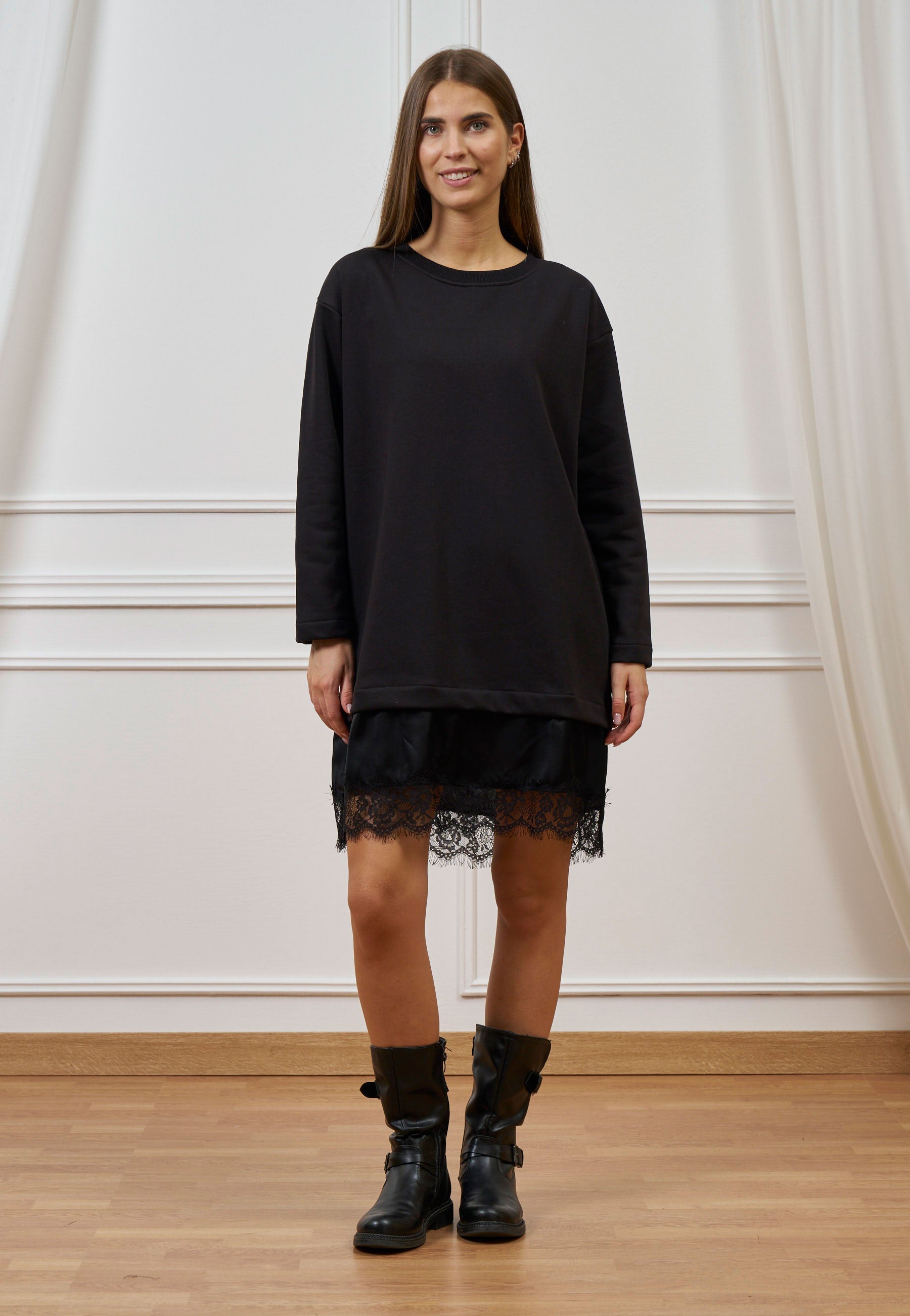 Short dress with lace at the hem