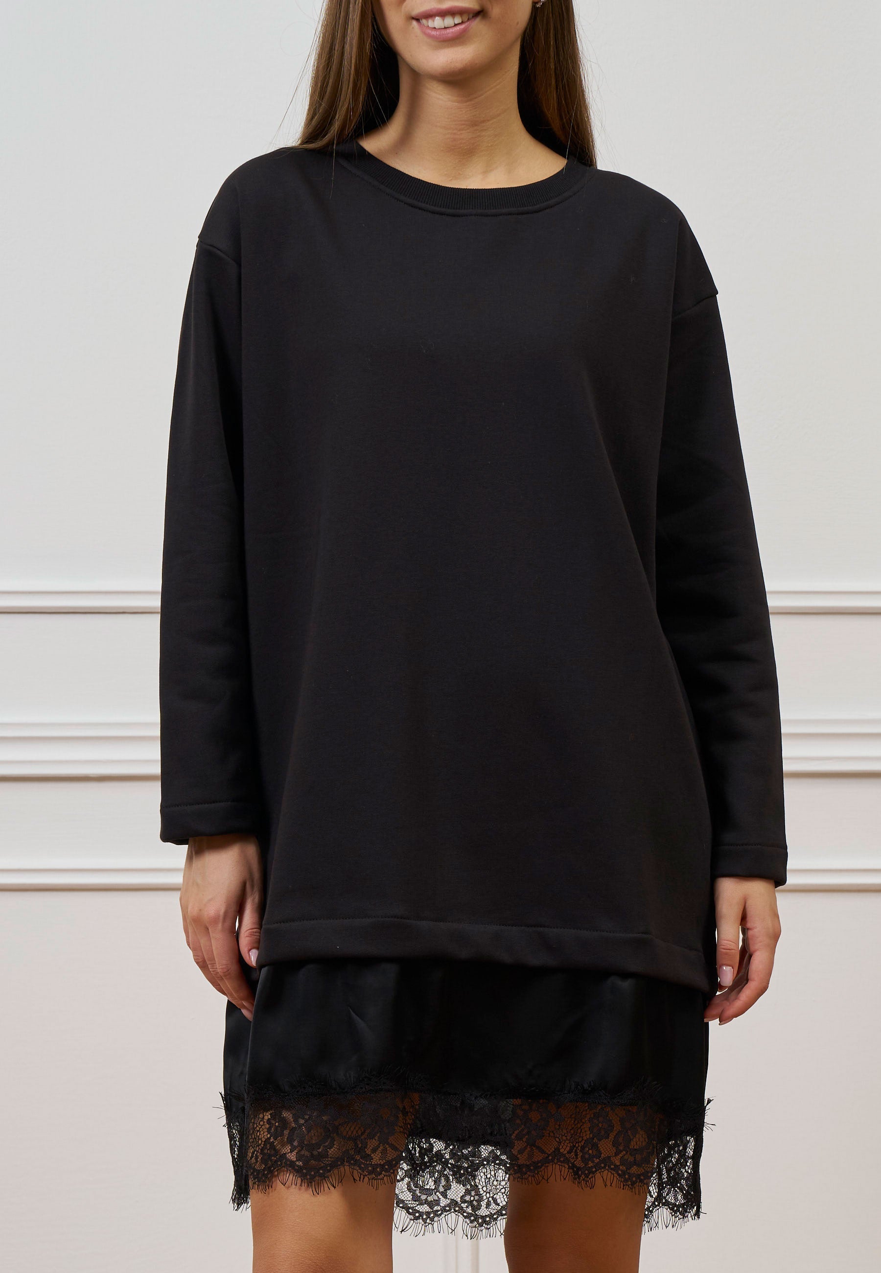 Short dress with lace at the hem