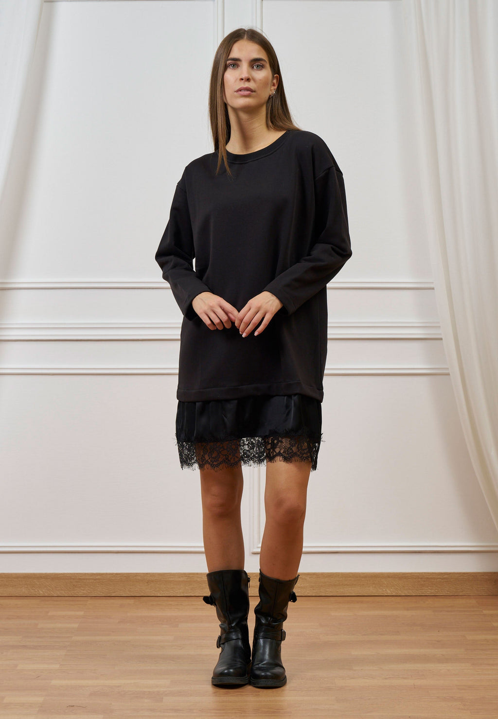 Short dress with lace at the hem
