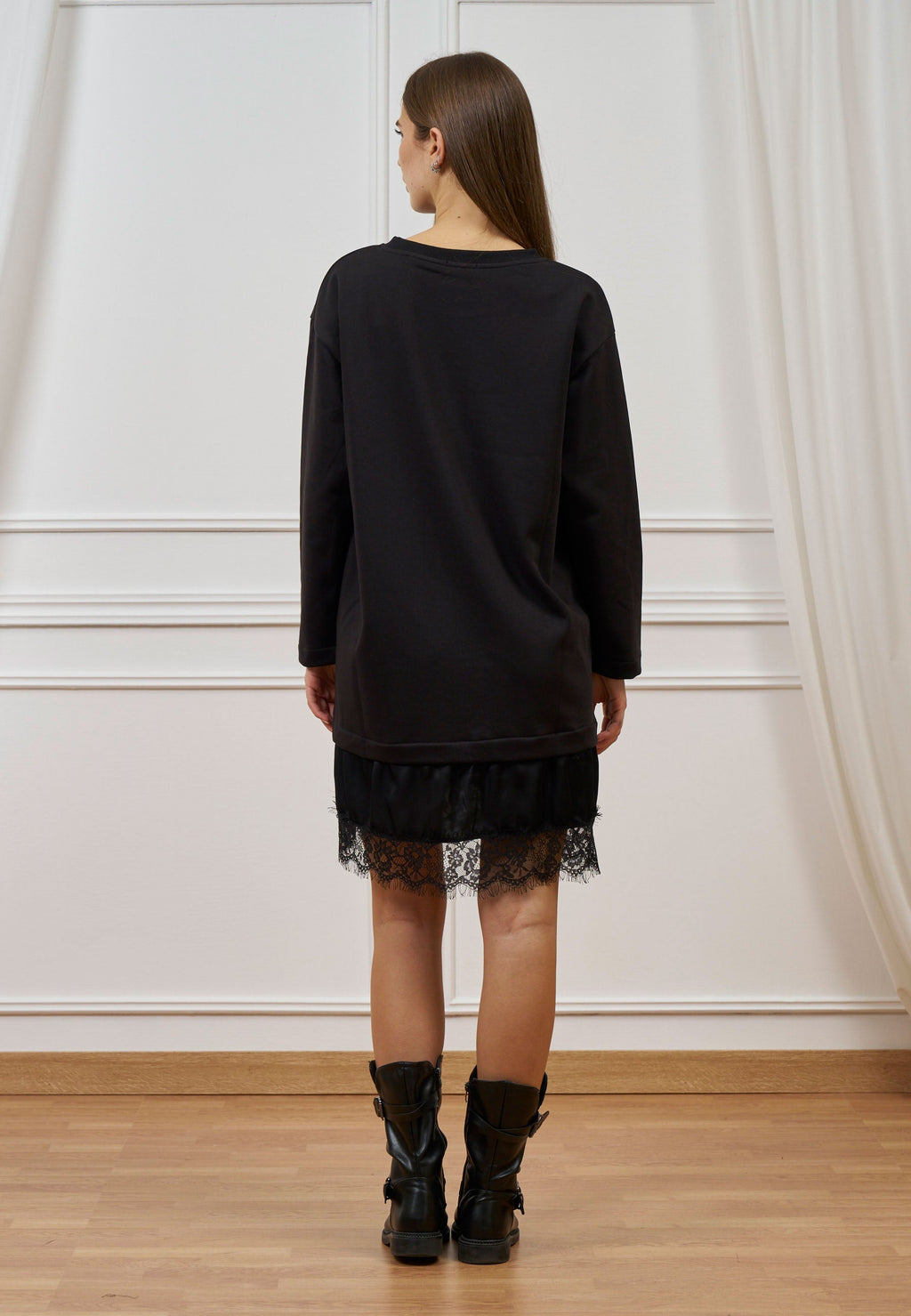 Short dress with lace at the hem