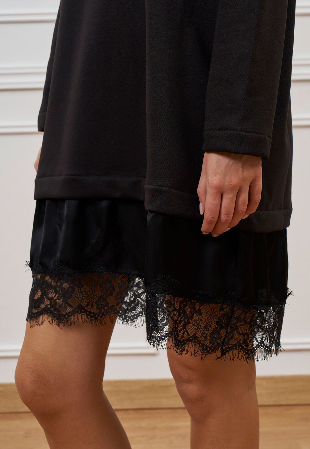 Short dress with lace at the hem