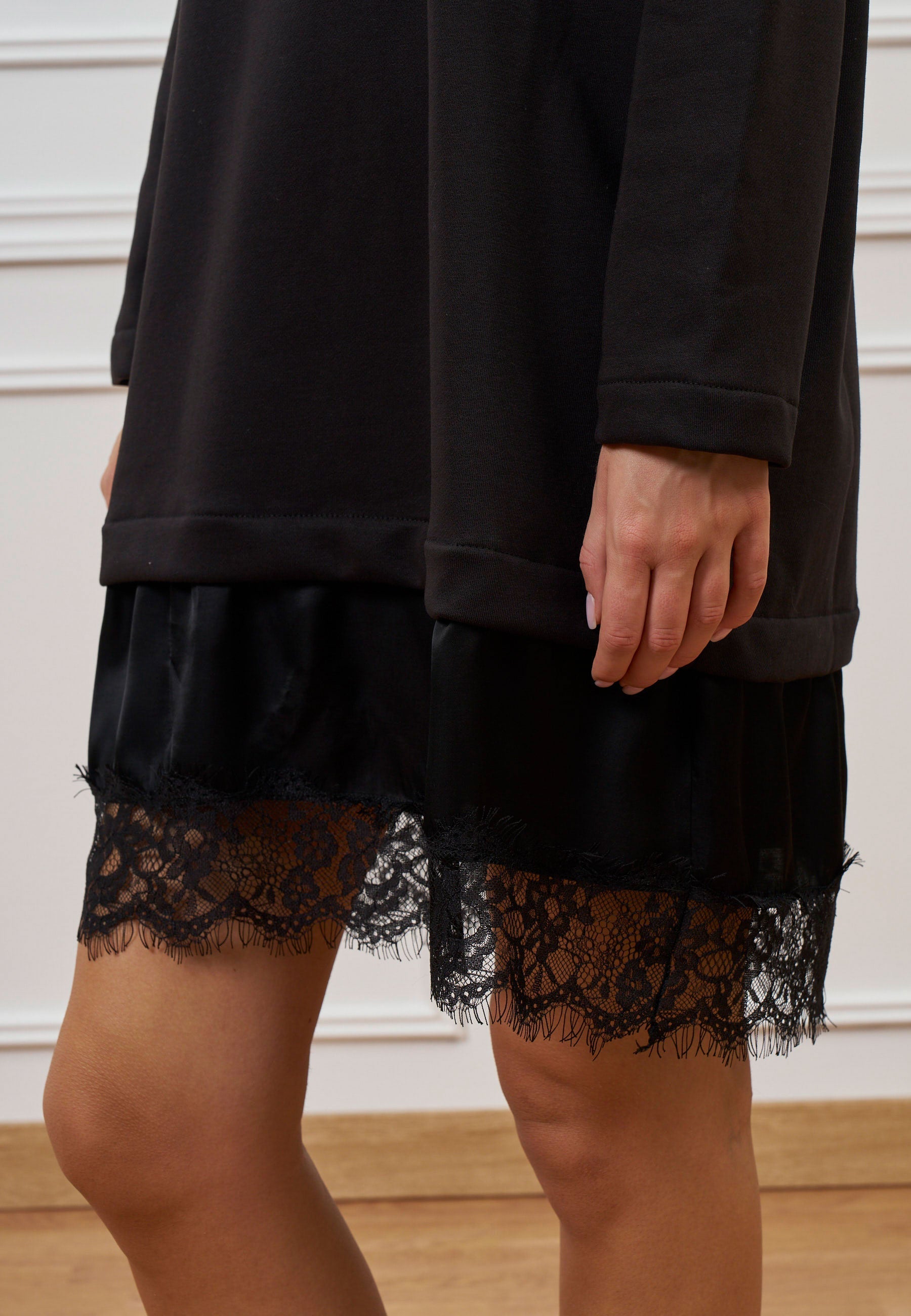 Short dress with lace at the hem